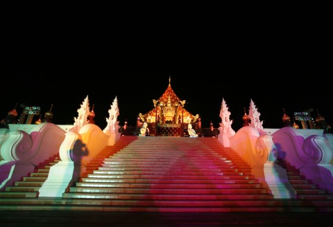 หอคำหลวง แสงสียามค่ำคืน